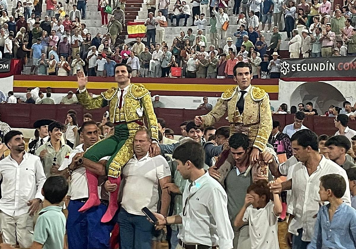 Morante de la Puebla y José Garrido salen a hombros de la plaza de toros de Zafra.