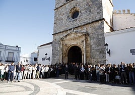 Vecinos de Olivenza esta mañana en el funeral de Guillermo Fernández Vara.
