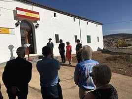 Autoridades, agentes y vecinos frente a la casa cuartel.
