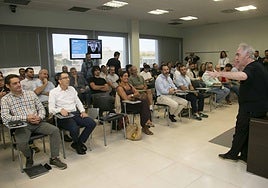 Ferran Adrià, esta mañana en Mérida, en la Escuela de Hostelería, en el curso de restauración.
