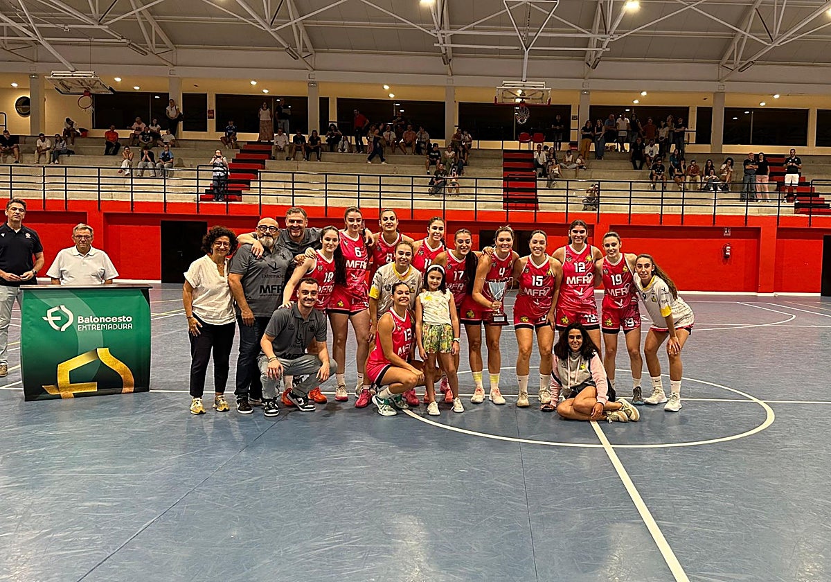 Las jugadoras y cuerpo técnico del Al-Qázeres posan con el trofeo de la Copa de Extremadura.