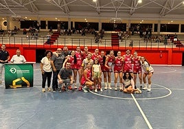 Las jugadoras y cuerpo técnico del Al-Qázeres posan con el trofeo de la Copa de Extremadura.