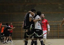 Los jugadores del Grupo López Bolaños celebran la última victoria liguera en casa.