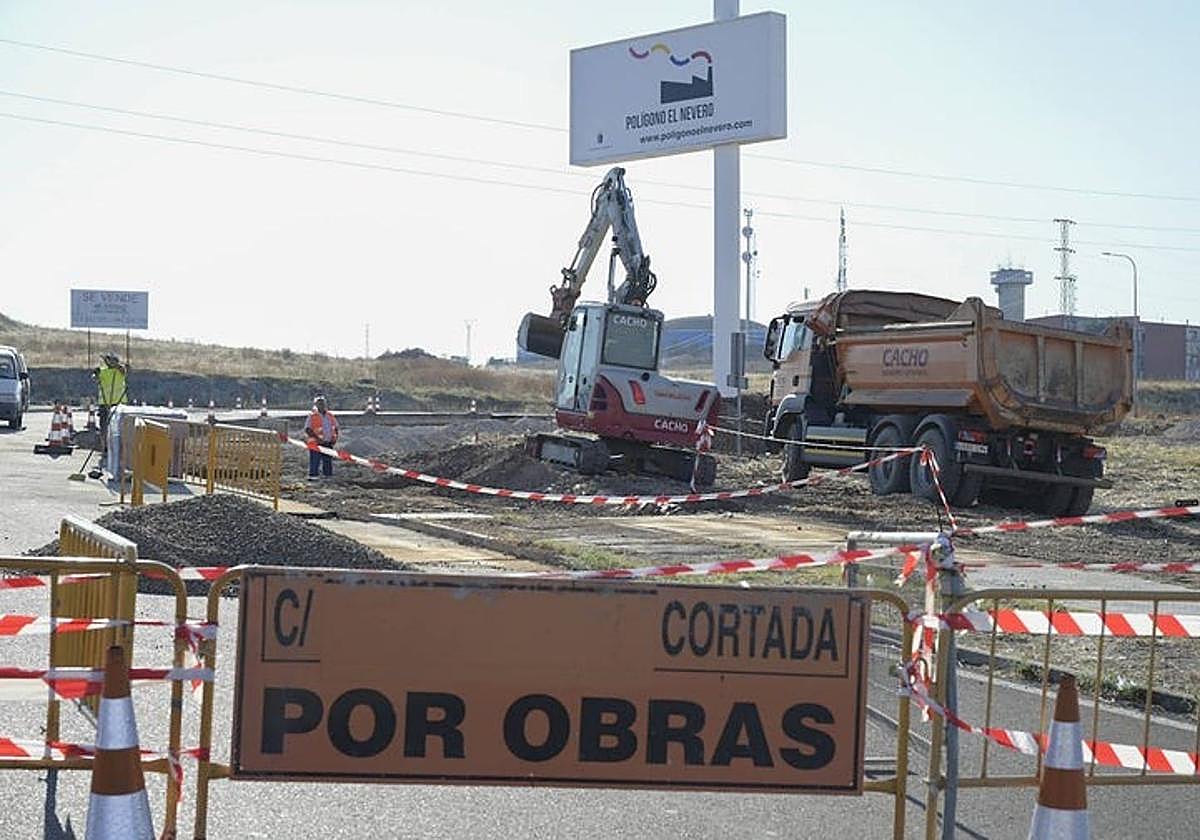 Máquinas durante la construcción de una rotonda que da acceso al Nevero desde la carretera de Campomayor.