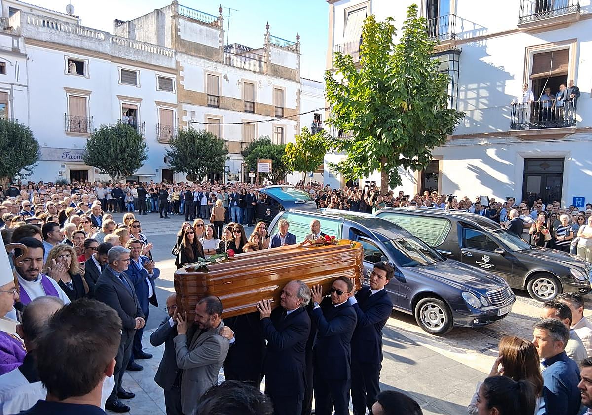 Cientos de personas despiden a Guillermo Fernández Vara en Olivenza