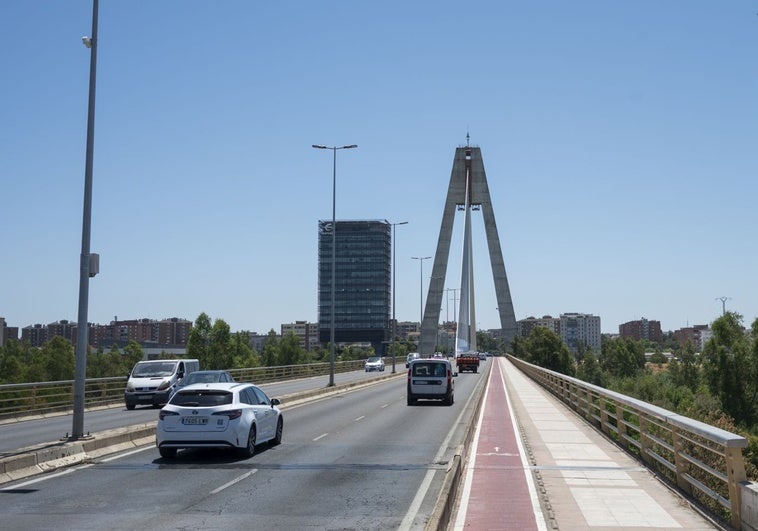 Una mujer herida al ser atropellada por un camión en el puente Real de Badajoz