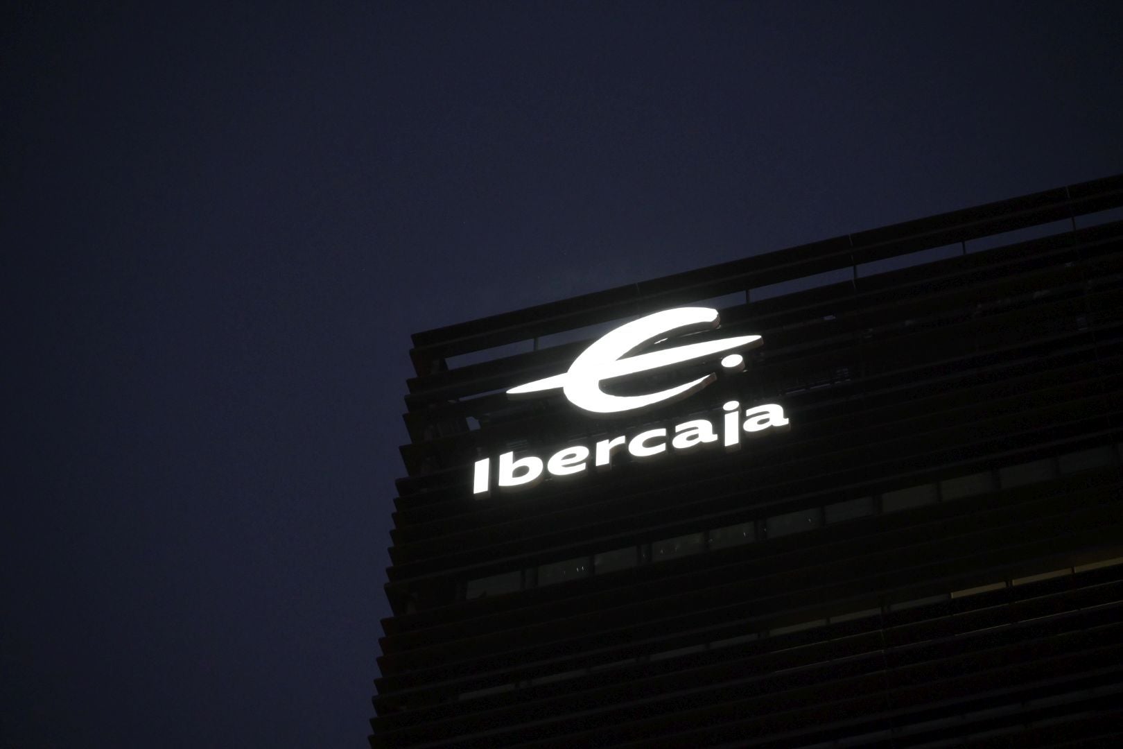 Fotos | Así ha sido la iluminación del nuevo letrero del edificio Ibercaja en Badajoz