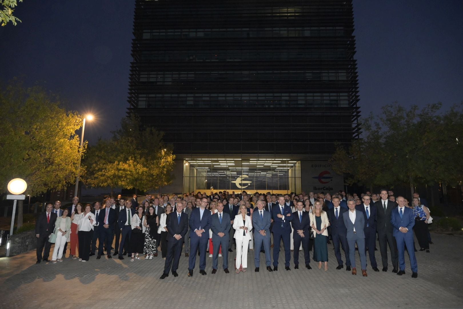 Fotos | Así ha sido la iluminación del nuevo letrero del edificio Ibercaja en Badajoz