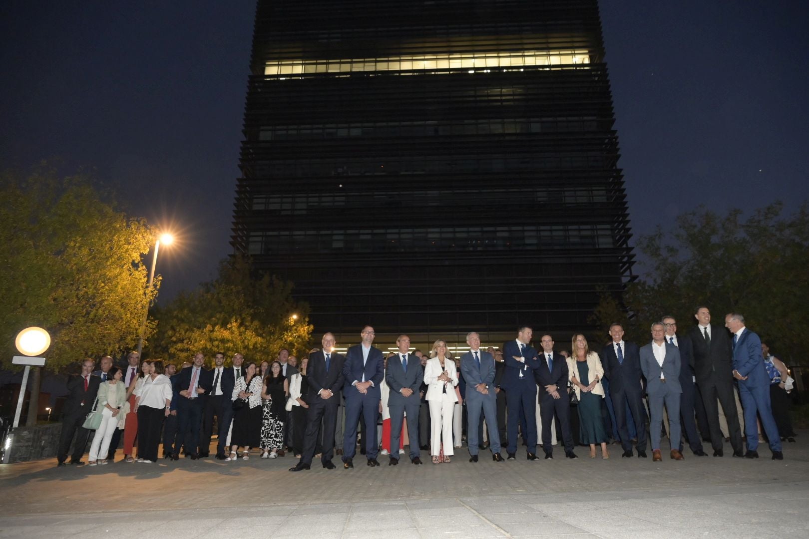 Fotos | Así ha sido la iluminación del nuevo letrero del edificio Ibercaja en Badajoz