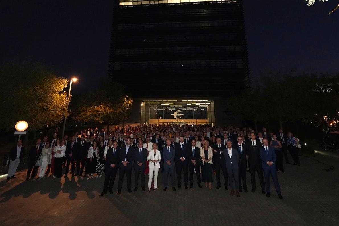 Fotos | Así ha sido la iluminación del nuevo letrero del edificio Ibercaja en Badajoz