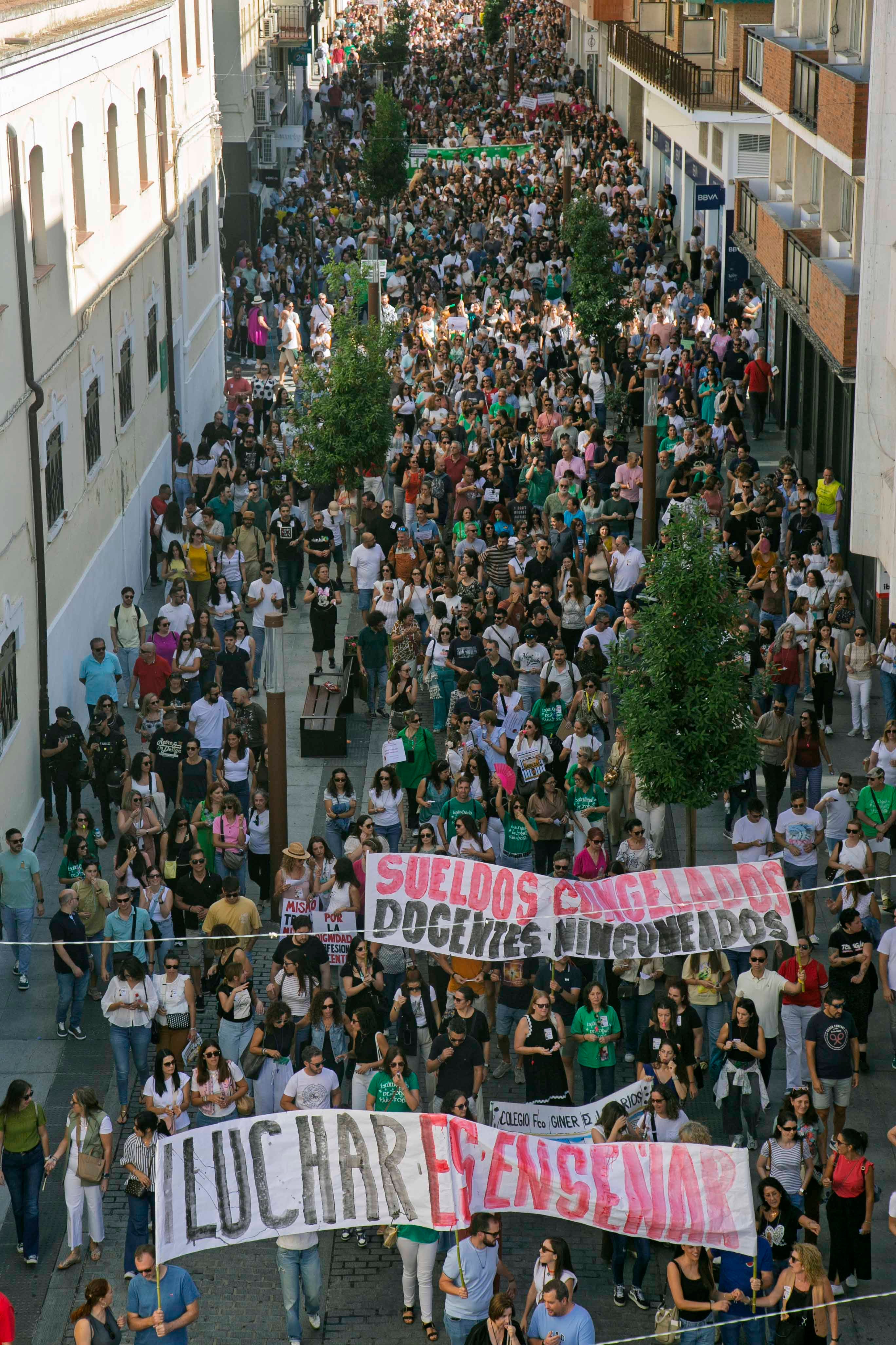 Fotos | Miles de docentes claman por una subida salarial en Mérida