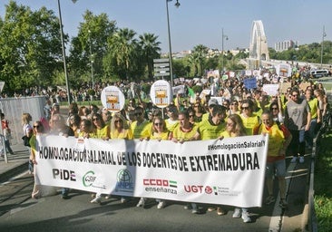 Fotos | Miles de docentes claman por una subida salarial en Mérida