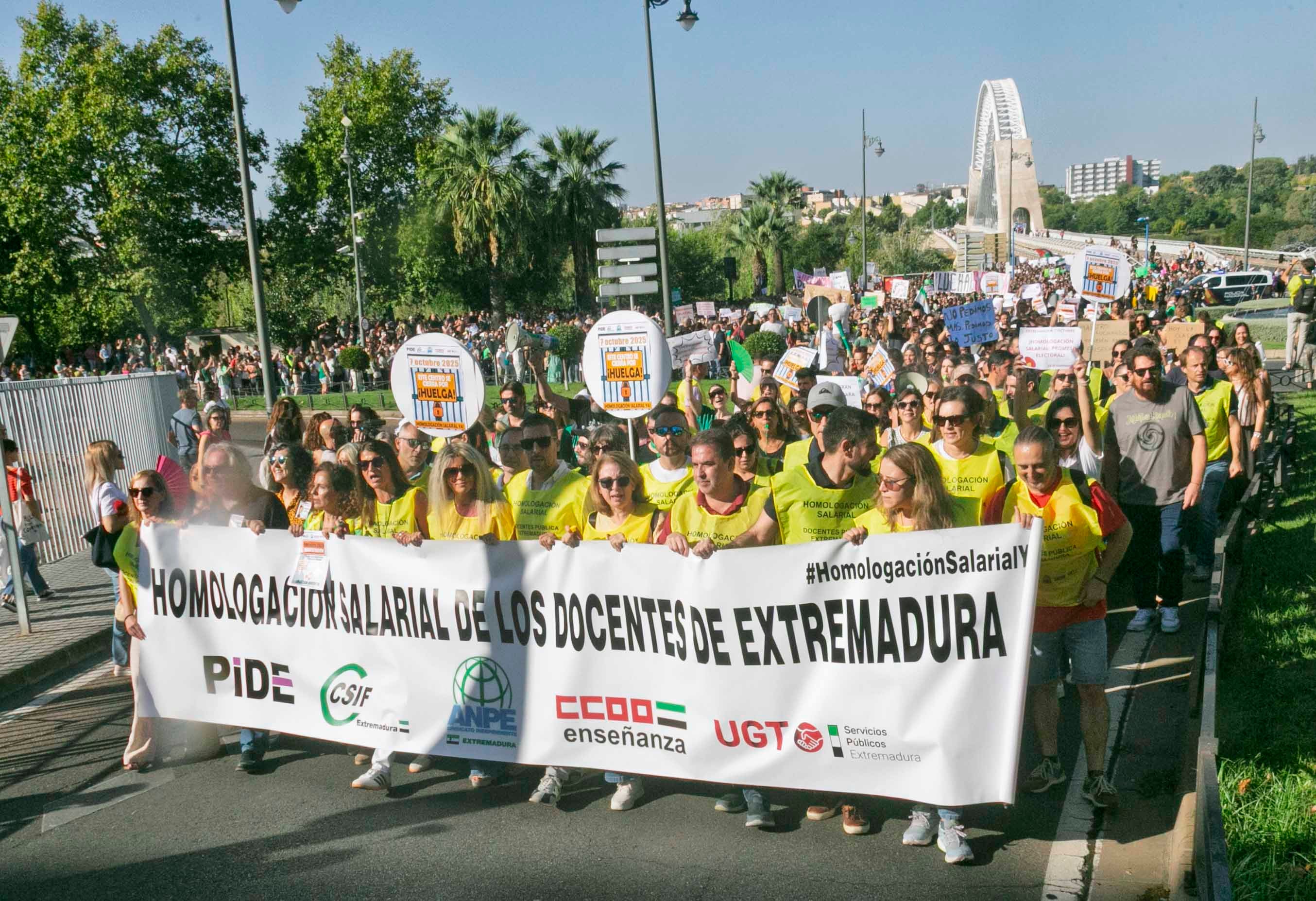 Fotos | Miles de docentes claman por una subida salarial en Mérida