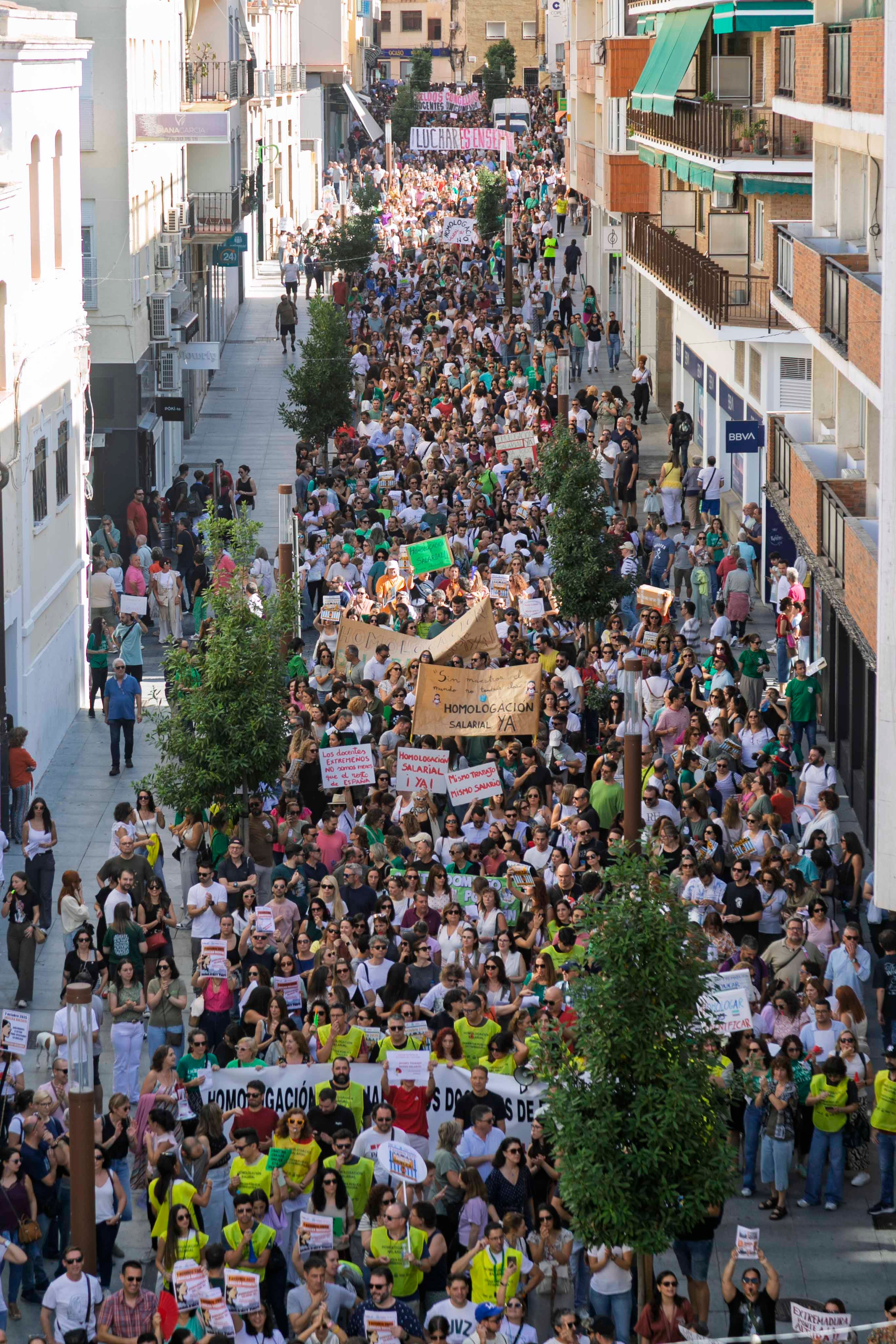 Fotos | Miles de docentes claman por una subida salarial en Mérida