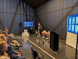 Fran Centelles dirigiéndose ayer a los asistentes a su charla.