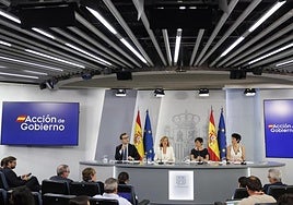 Imagen de una rueda de presna tras un Consejo de Ministros.