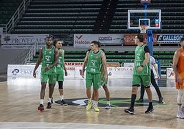 El Cáceres durante su compromiso de pretemporada ante el Morón en el Multiusos.
