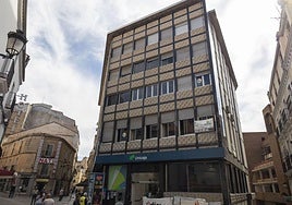 El edificio de Unicaja, situado en la calle San Pedro, está en obras de reforma.