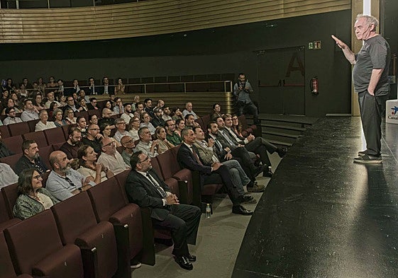 Ferran Adrià, en la charla en la tarde de este martes en el Teatro María Luisa.