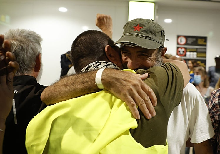 Kurdo se abraza a compañeros a su llegada a Madrid.