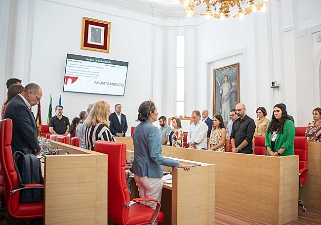 Los ediles guardan un minuto de silencio por el fallecimiento del expresidente Fernández Vara.