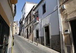 Calle Consolación, una de las calles afectadas por la avería producida este martes en Cáceres.