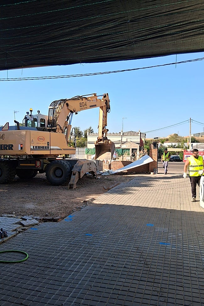 Máquina derribando el cerramiento de la parcela este martes por la mañana.