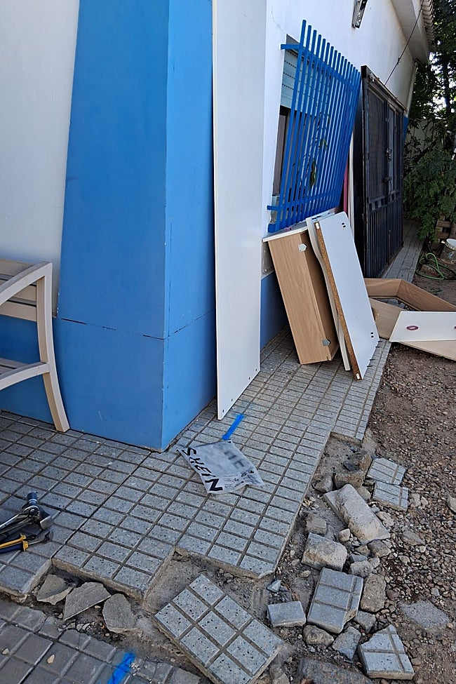 Marcas azules por donde iría el derribo, junto a la vivienda.