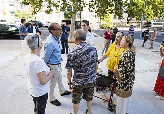 El alcalde durante su visita este martes a la avenida de la Hispanidad.