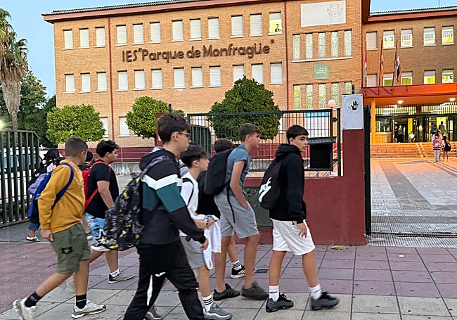 Alumnos acceden al Instituto Parque de Monfragüe.