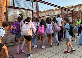 Escolares acceden esta mañana al colegio El Pilar, en Plasencia.