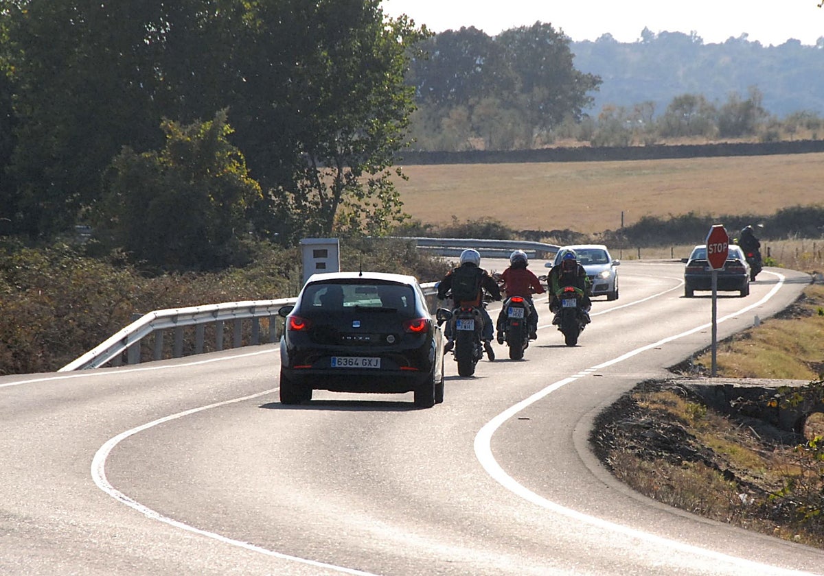 Motos circulando por la EX203, una de las vías que será mejorada.