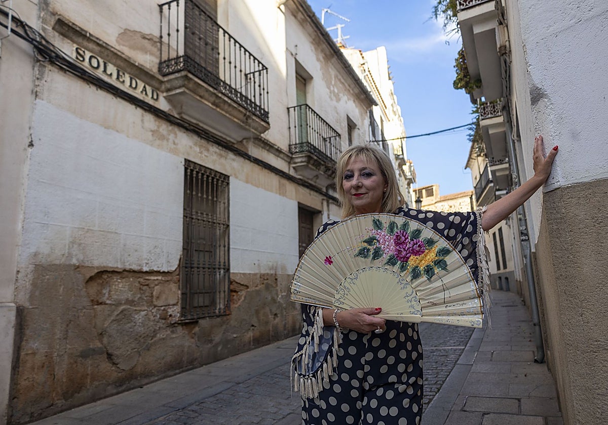 La cantante Pilar Boyero posa delante de la casa abandonada del maestro Juan Solano Pedreño.