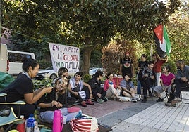 Grupo de personas acampadas en la avenida de Huelva en apoyo al pueblo palestino.