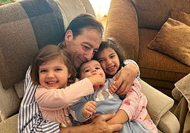 Fernández Vara, abrazado a sus tres nietos en un mensaje de agradecimiento difundido por la familia.