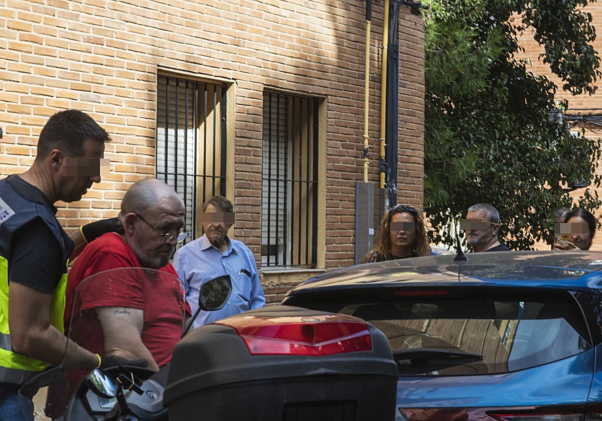 Francisco F. saliendo del registro de su vivienda en Pardaleras.