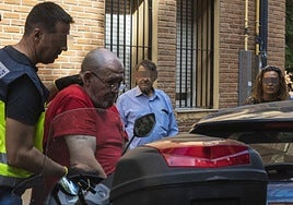 Francisco F. saliendo del registro de su vivienda en Pardaleras.