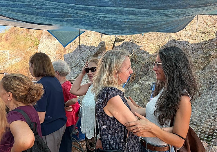 Emoción entre los familiares de los represaliados en Zarza la Mayor.