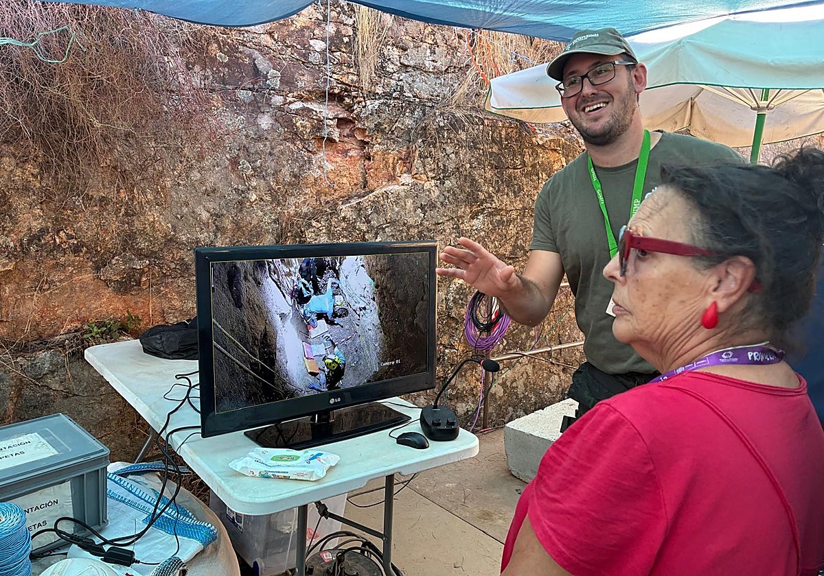 Imagen de una de los familiares de represaliados en la mina La Paloma junto a los técnicos de la excavación.