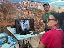 Imagen de una de los familiares de represaliados en la mina La Paloma junto a los técnicos de la excavación.