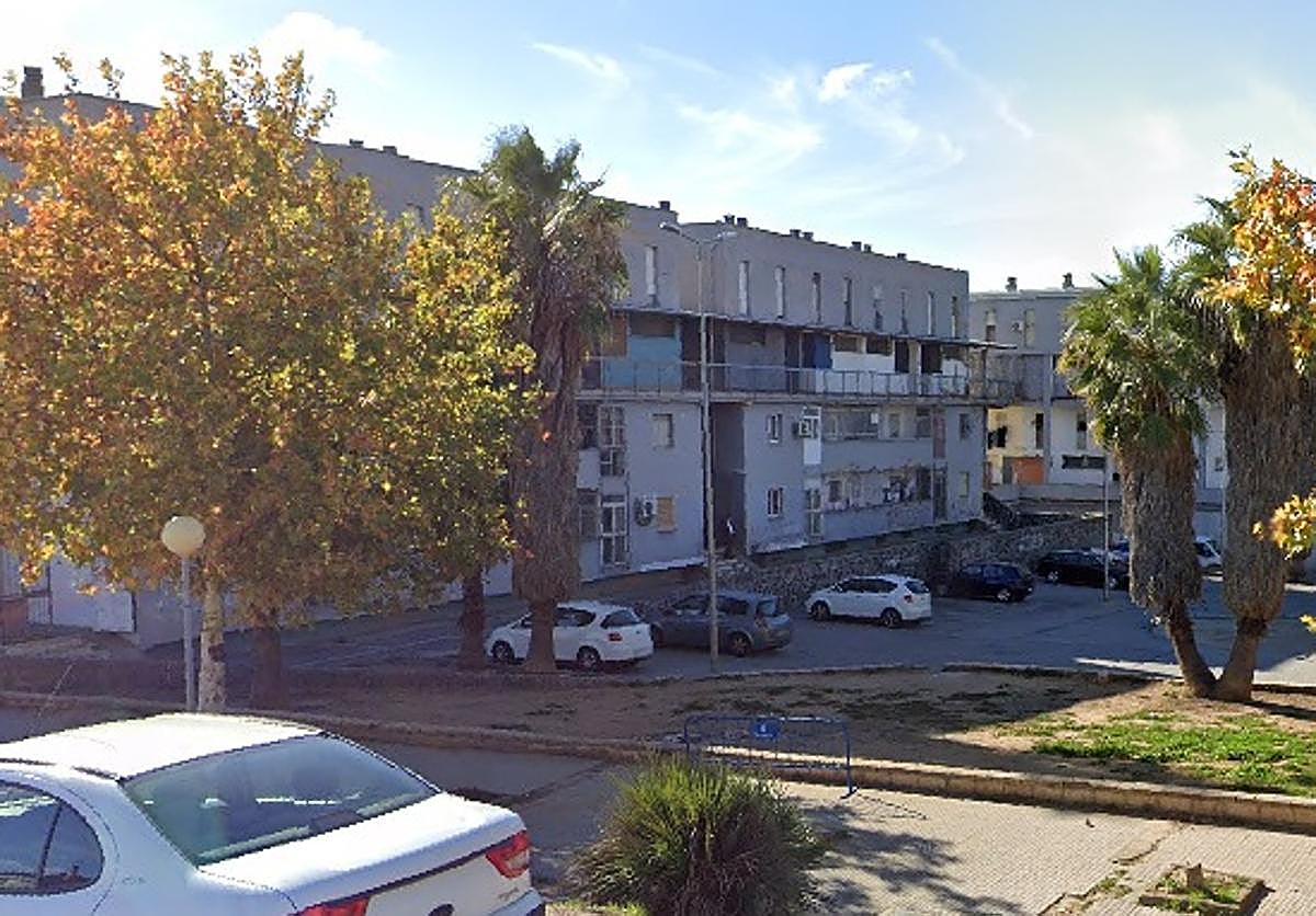 El fuego se declaró en la puerta de una vivienda de la plaza Nicolás Pérez Díaz.