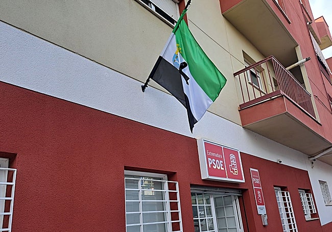 Bandera extremeña a media asta y con crespón negro en la sede del PSOE de Extremadura en Mérida.