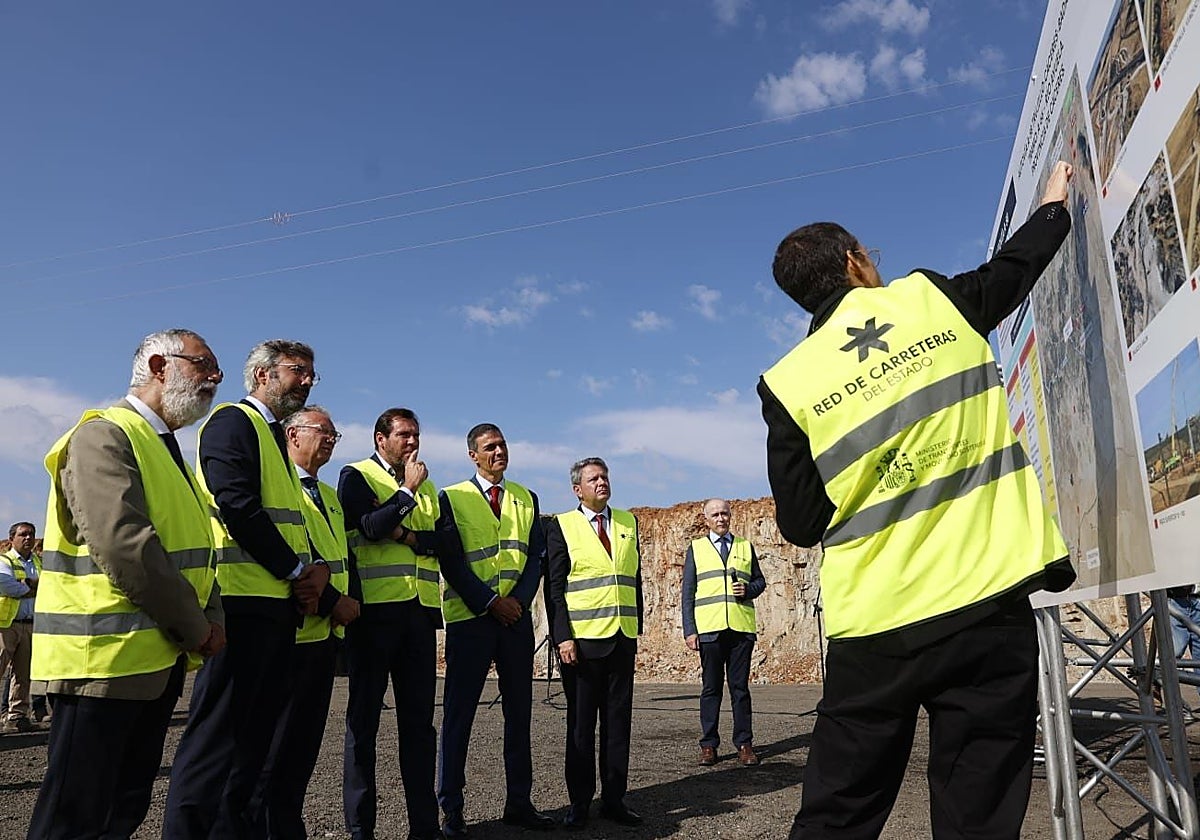 Pedro Sánchez junto al ministro Óscar Puente en su visita a las obras de la A-58.