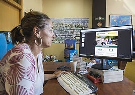 Maribel Bermejo, de Viajes Traventure gestionando esta mañana peticiones de los clientes.