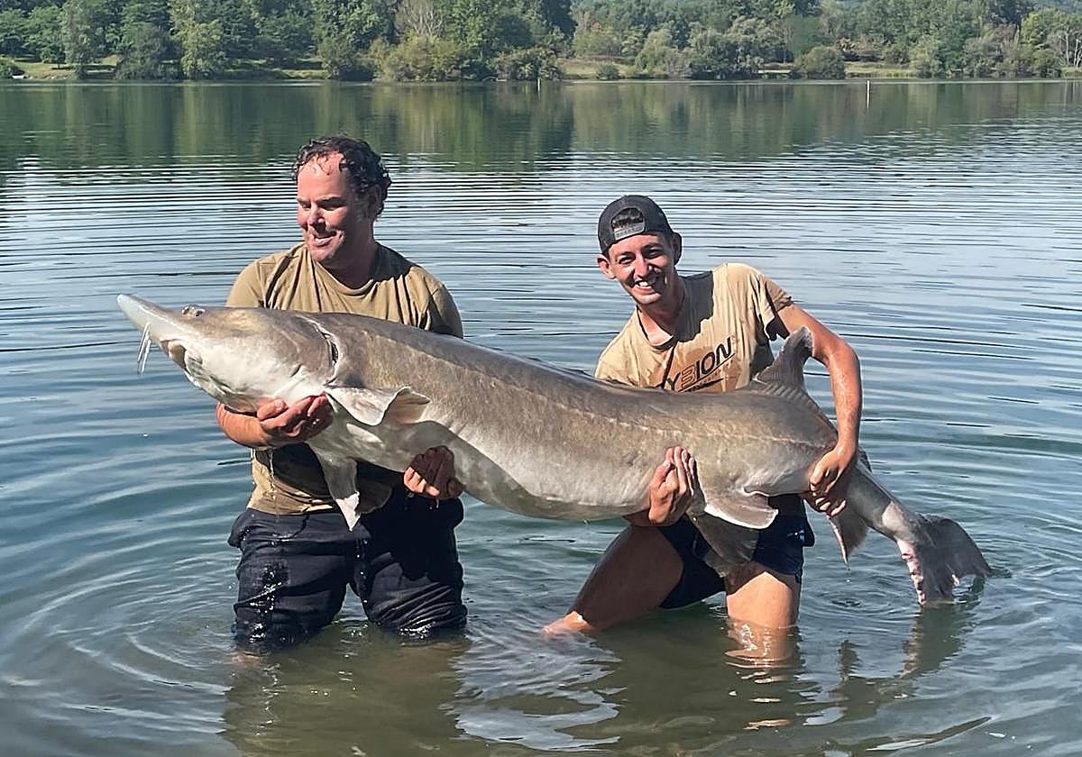 Los primos Francisco y Juan Elías, junto al ejemplar capturado