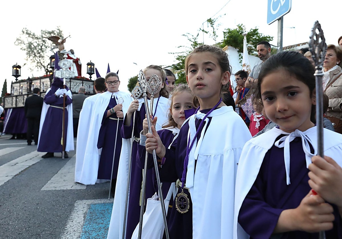 Pequeños cofrades junto al paso de Jesús Orando en el Huerto en una salida del Martes Santo de la Hermandad del Calvario.