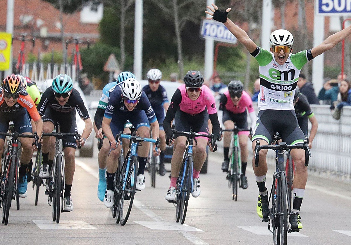 Pablo Lospitao celebra un triunfo con el Electromercantil GR100.