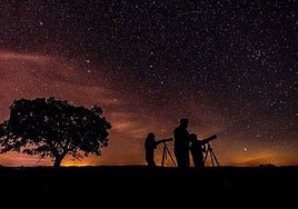 Varias personas durante una actividad de astroturismo.