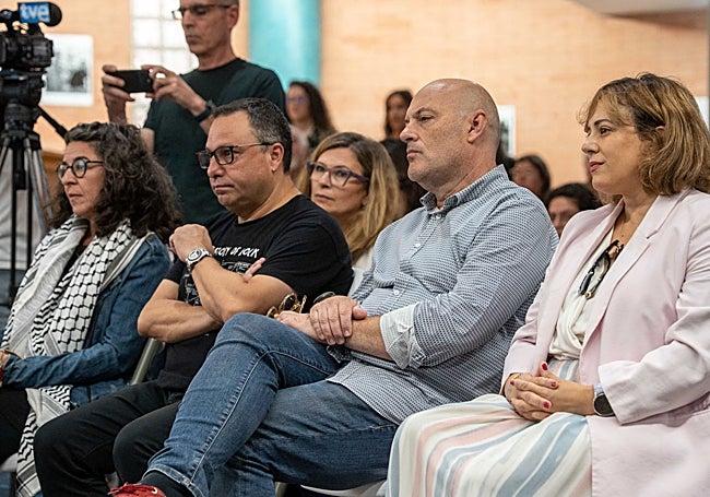 De izquierda a derecha, Montserrat Girón, actual concejala de Unidas por Mérida, su antecesor, Óscar Ferrández; y los ediles socialistas Fuster y Aragoneses.