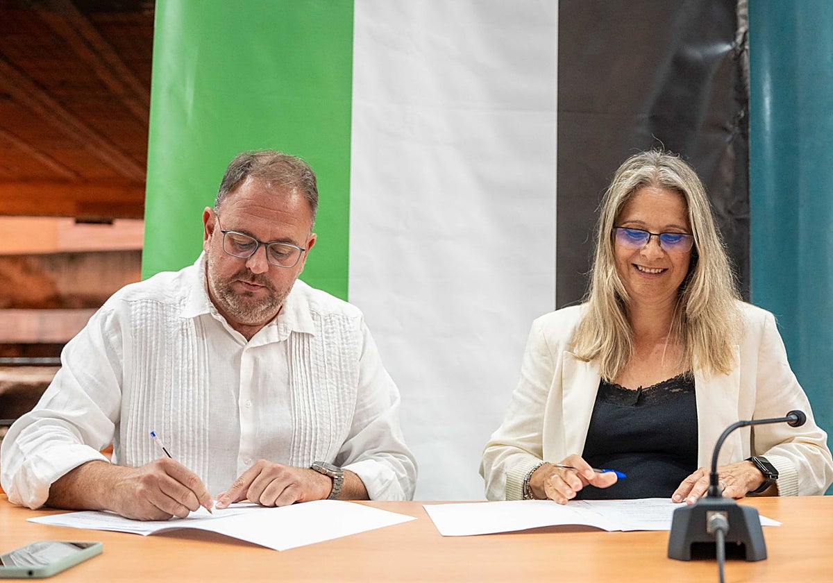 Rodríguez Osuna y la directora ejecutiva de INRWA España, Raquel Martí.